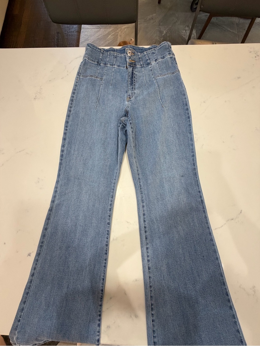 Everyday High-Rise Light Blue Flare Jeans vert flattering!